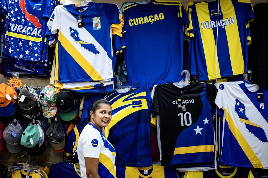 Curaçao im Fußballfieber Curaçao im Fußballfieber: Überall werden Trikots der Mannschaft angeboten.