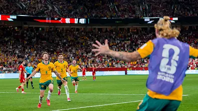 Connor Metcalfe und Jackson Irvine bejubeln das 2:0 von Australien gegen die Türkei bei der WM 2026. - Foto: IMAGO / EPA Connor Metcalfe und Jackson Irvine bejubeln das 2:0 von Australien gegen die Türkei bei der WM 2026. - Foto: IMAGO / EPA