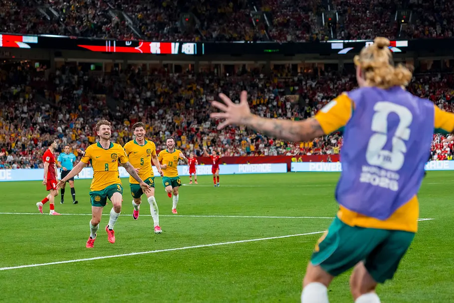 imago1078495607 Connor Metcalfe und Jackson Irvine bejubeln das 2:0 von Australien gegen die Türkei bei der WM 2026.