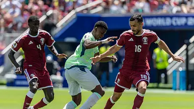 Breel Embolo im Zweikampf mit zwei Kataris im WM-Gruppenspiel zwischen der Schweiz und Katar. - Foto: IMAGO / ZUMA Press Wire Breel Embolo im Zweikampf mit zwei Kataris im WM-Gruppenspiel zwischen der Schweiz und Katar. - Foto: IMAGO / ZUMA Press Wire