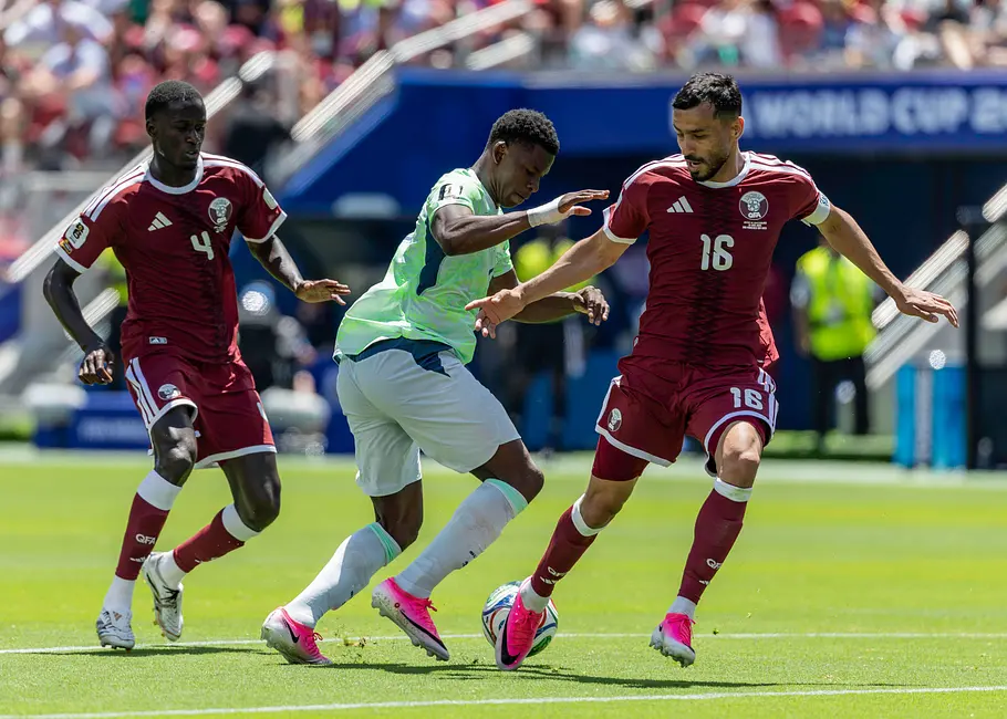 imago1078525529 Breel Embolo im Zweikampf mit zwei Kataris im WM-Gruppenspiel zwischen der Schweiz und Katar.