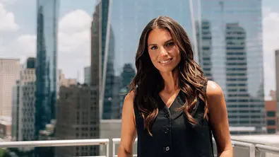 Laura Wontorra im MagentaTV Studio in New York - Foto:  IMAGO / Marc Bremer