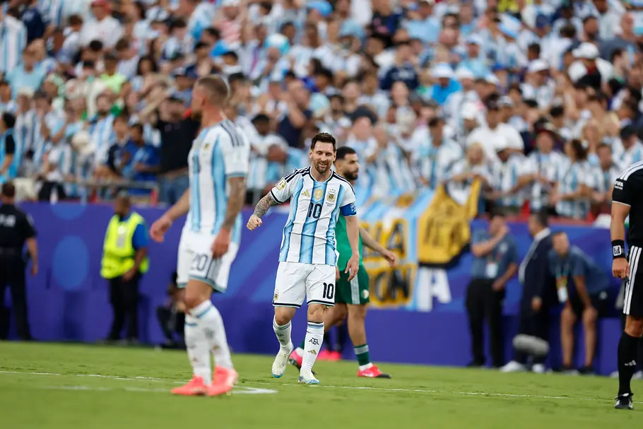 imago1078700936 Lionel Messi freut sich über eines seiner drei Tore gegen Algerien.