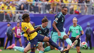 Jonathan Tah und Angelo Stiller im Zweikampf mit Kevin Rodriguez im WM-Gruppenspiel Deutschland gegen Ecuador.  - Foto:  IMAGO / ZUMA Press Wire