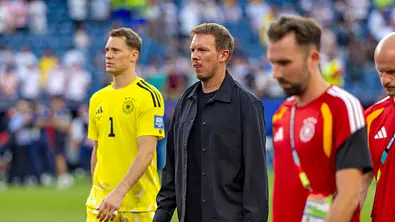 Julian Nagelsmann und Manuel Neuer nebeneinander nach der Pleite. - Foto:  IMAGO / MIS