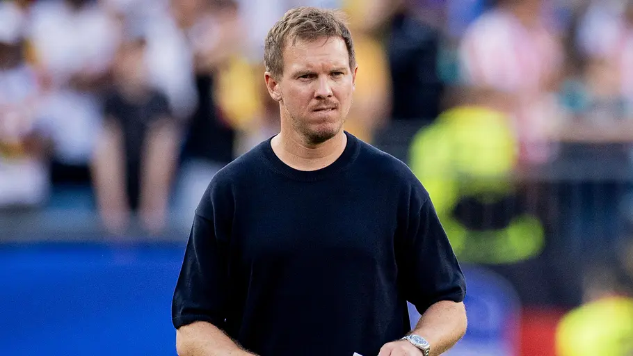Julian Nagelsmann könnte seinen Job verlieren. Julian Nagelsmann beißt sich die Lippe.