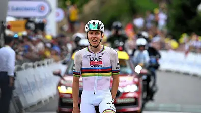 Tadej Pogacar sichert sich bei der 6. Etappe den Tagessieg und damit auch das Gelbe Trikot. - Foto: IMAGO / MAXPPP