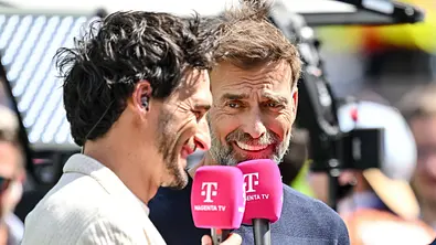 Mats Hummels und Jürgen Klopp mit Magenta-Mikrofonen - Foto: IMAGO / DeFodi Images Mats Hummels und Jürgen Klopp mit Magenta-Mikrofonen - Foto: IMAGO / DeFodi Images