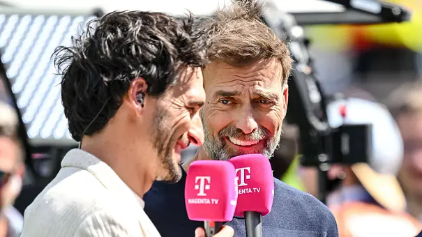 Mats Hummels und Jürgen Klopp mit Magenta-Mikrofonen - Foto: IMAGO / DeFodi Images Mats Hummels und Jürgen Klopp mit Magenta-Mikrofonen - Foto: IMAGO / DeFodi Images