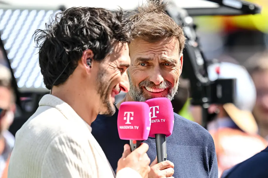 Mats Hummels und Jürgen Klopp Mats Hummels und Jürgen Klopp mit Magenta-Mikrofonen