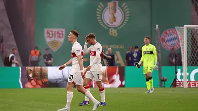 Chris Führich und Maximilian Mittelstädt verlassen frustriert den Rasen nach der ersten Halbzeit im vergangenen DFB-Pokalfinale. - Foto: IMAGO / Sportfoto Rudel Chris Führich und Maximilian Mittelstädt verlassen frustriert den Rasen nach der ersten Halbzeit im vergangenen DFB-Pokalfinale. - Foto: IMAGO / Sportfoto Rudel