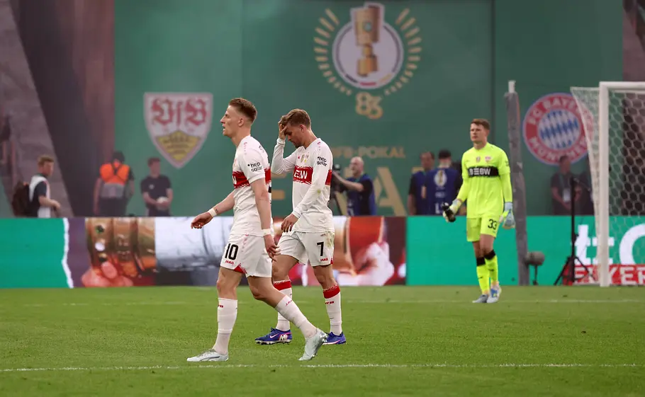 imago1080227283 Chris Führich und Maximilian Mittelstädt verlassen frustriert den Rasen nach der ersten Halbzeit im vergangenen DFB-Pokalfinale.