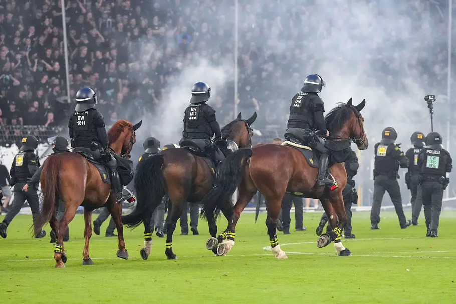 Polizeipferde auf dem Fußballrasen Polizeipferde auf dem Fußballrasen beim Derby Mannheim gegen Kaiserslautern