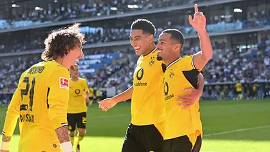 Fabio Silva, Jobe Bellingham und Ethan Nwaneri bejubeln das 3:2 der Dortmunder in Hoffenheim. - Foto:  IMAGO / Sven Simon