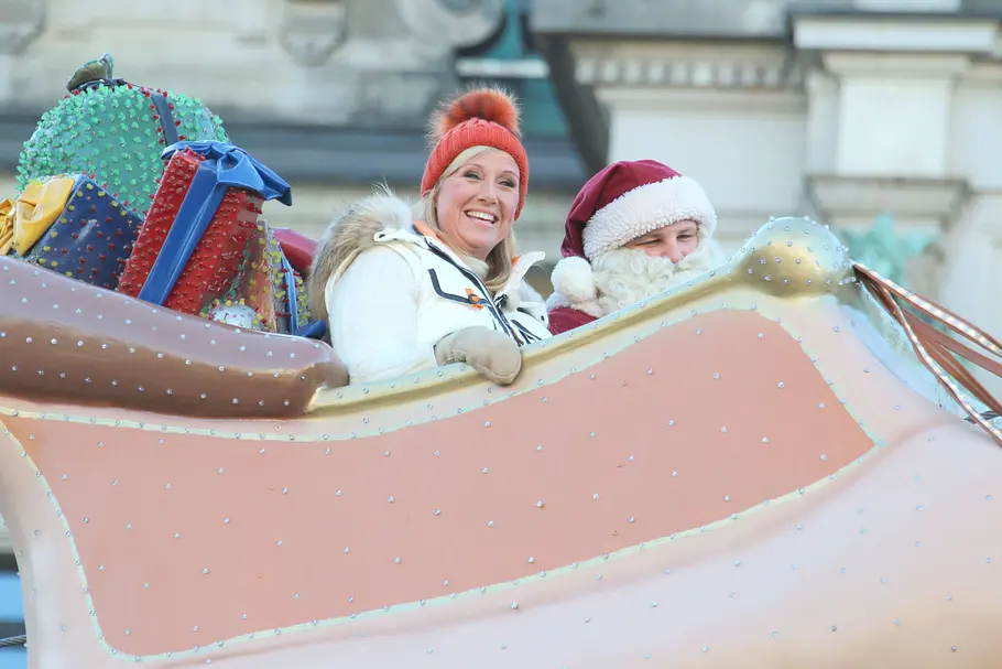 Andrea Kiewel auf Weihnachtsmarkt Andrea Kiewel, ZDF Dreharbeiten auf dem Weihnachtsmarkt vor dem Hamburger Rathaus, Hamburg im Jahr 2013
