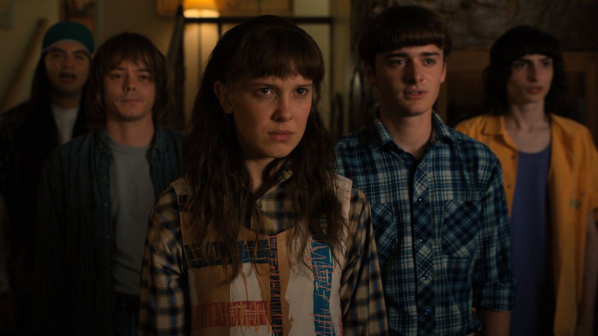 „Stranger Things“ endet nicht mit Staffel 5 - es kommt auch noch ein Spin-off. Elfi, Will, Mike, Jonathan und Argyle in einer Szene aus der vierten Staffel Stranger Things.
