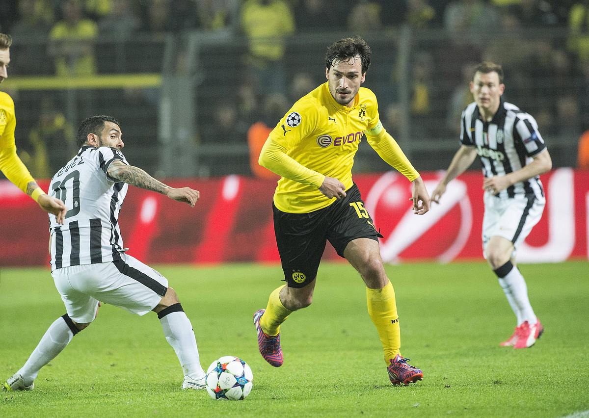 Mats Hummels dribbelt 2015 für den BVB an Juves Carlos Tevez vorbei.