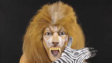 Mesut Özil Bodypainting als Löwe im Serengeti Park - Foto: IMAGO / HJS Mesut Özil Bodypainting als Löwe im Serengeti Park - Foto: IMAGO / HJS