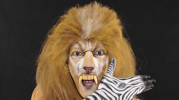  Mesut Özil Bodypainting als Löwe im Serengeti Park  - Foto: IMAGO / HJS