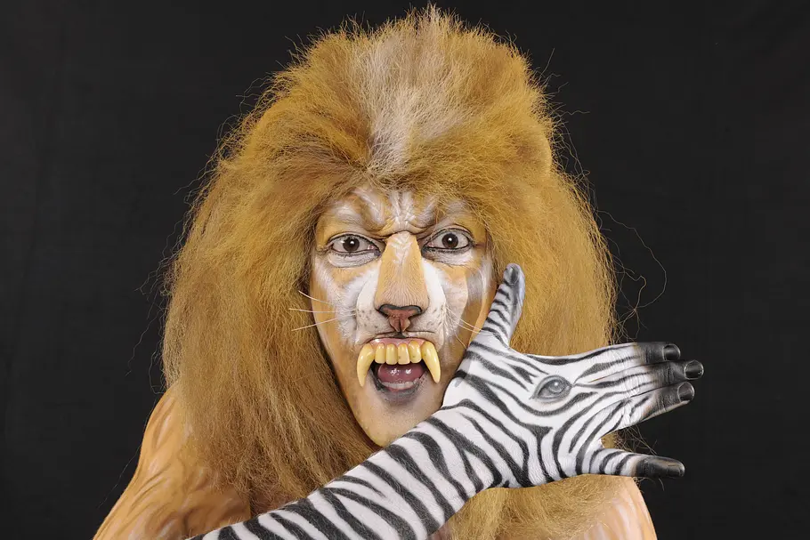 Mesut Özil Mesut Özil Bodypainting als Löwe im Serengeti Park