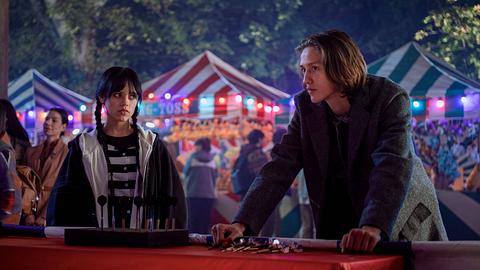  Xavier und Wednesday auf einem Jahrmarkt! - Foto: Imago / Picturelux
