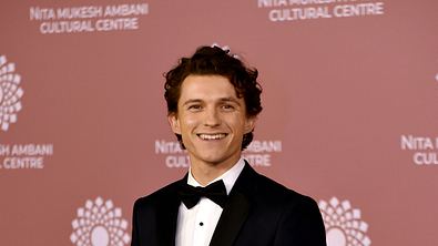 Tom Holland lächelt in die Kamera - Foto: IMAGO / NurPhoto