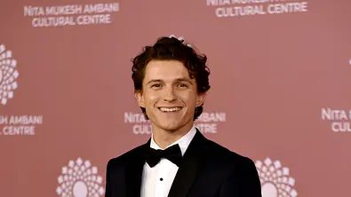 Tom Holland lächelt in die Kamera - Foto: IMAGO / NurPhoto