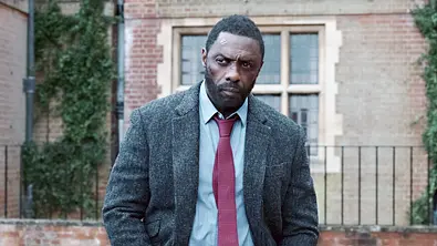 Idris Elba schaut in seiner Rolle als Luther fragend an der Kamera vorbei - Foto:  IMAGO / Everett Collection