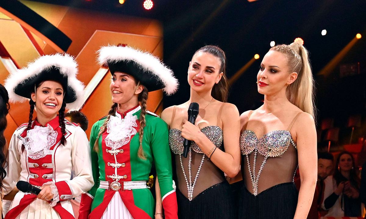 Die Tänzerinnen Christina Hänni, Mariia Maksina, Ekaterina Leonova und Isabel Edvardsson auf der Bühne.