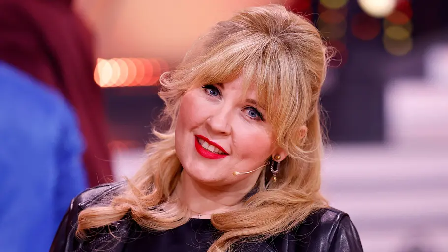 Seit ihrer Teilnahme bei der Tanzshow kehrt Maite Kelly immer wieder als Gast zurück. Maite Kelly schaut lächelnd in die Kamera