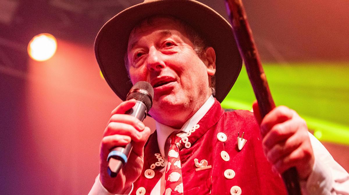 Schäfer Heinrich singend auf einer Bühne