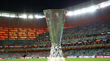 Der Europa League Pokal steht auf einem Podest. - Foto:  IMAGO / GEPA pictures