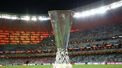 Der Europa League Pokal steht auf einem Podest. - Foto:  IMAGO / GEPA pictures