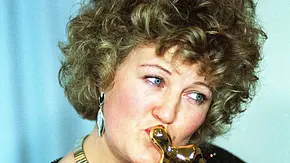 Brenda Fricker küsst ihren Oscar. - Foto: IMAGO/Avalon.red Brenda Fricker küsst ihren Oscar. - Foto: IMAGO/Avalon.red