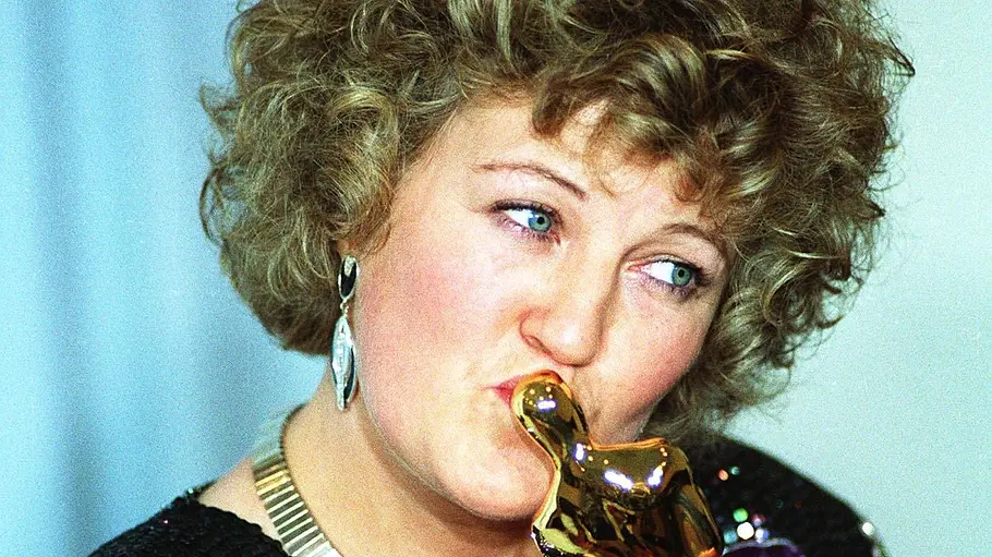 Brenda Fricker Brenda Fricker küsst ihren Oscar.
