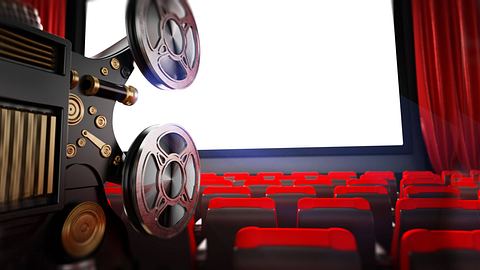 Filmprojektor zeigt auf Kinoleinwand - Foto:  IMAGO / Zoonar
