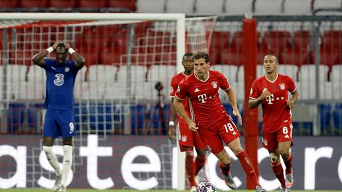 Leon Goretzka dribbelt 2021 in der Champions League gegen Chelsea über den Rasen.  - Foto:  IMAGO / Poolfoto