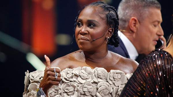 BIld zeigt Motsi Mabuse wie sie den Daumen nach oben zeigt - Foto: IMAGO / Future Image