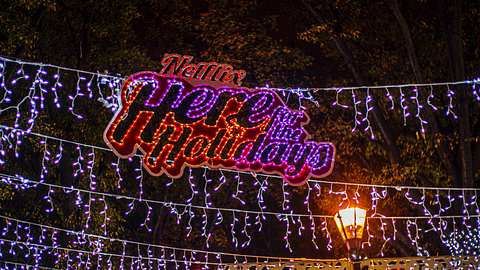 Netflix Here For the Holidays in Lichterketten Buchstaben - Foto: IMAGO / Dreamstime
