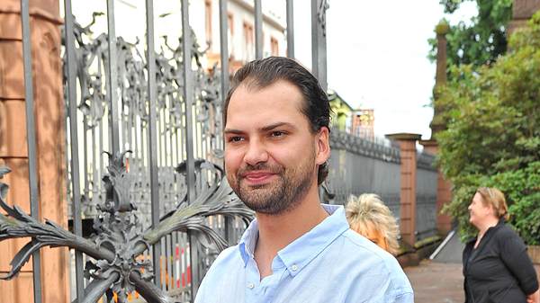 Jimi Blue Ochsenknecht, hier bezeichnenderweise vor einem Gitter, sitzt im Knast - Foto:  IMAGO / STAR-MEDIA