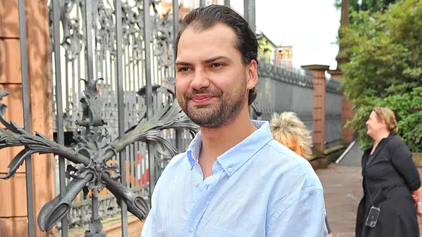 Jimi Blue Ochsenknecht, hier bezeichnenderweise vor einem Gitter, sitzt im Knast - Foto: IMAGO / STAR-MEDIA Jimi Blue Ochsenknecht, hier bezeichnenderweise vor einem Gitter, sitzt im Knast - Foto: IMAGO / STAR-MEDIA