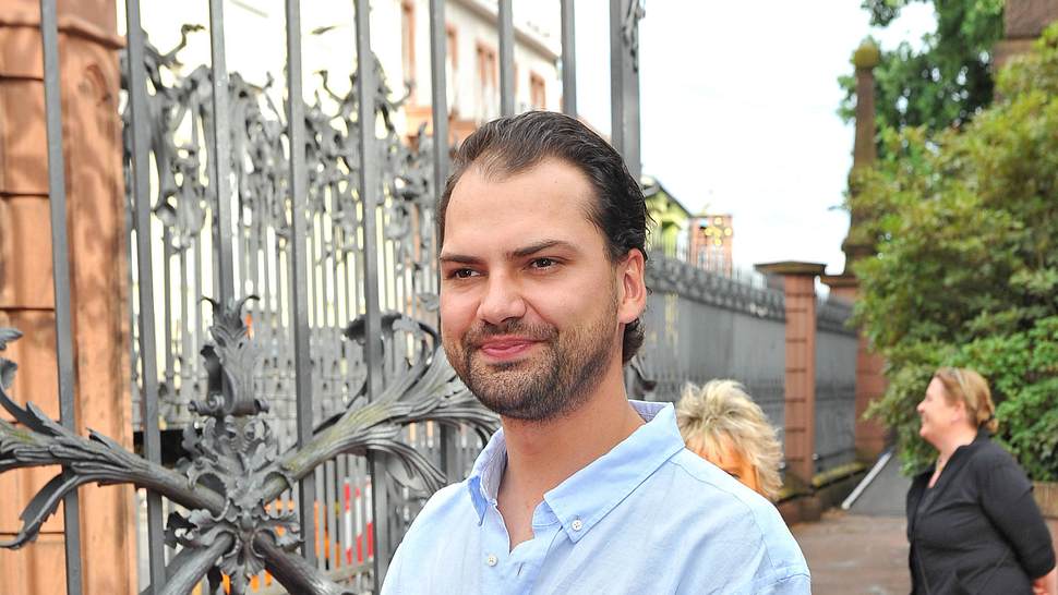 Jimi Blue Ochsenknecht, hier bezeichnenderweise vor einem Gitter, sitzt im Knast - Foto:  IMAGO / STAR-MEDIA