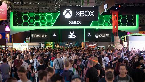 Viele Gamescom-Besucher:innen wuseln sich durch Halle 8 der Gamescom mit dem Xbox Stand - Foto:  IMAGO / Chris Emil Janßen