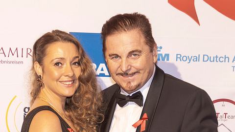 Uwe Herrmann mit Freundin Susann bei einem Event. - Foto:  IMAGO / Andreas Weihs