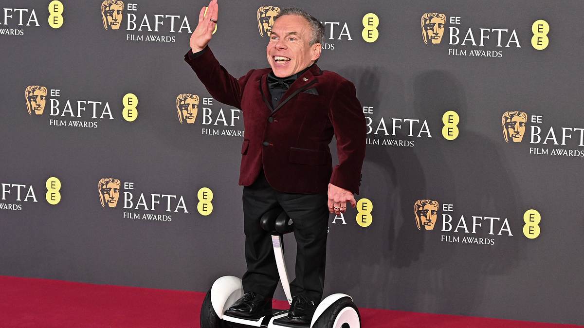 Warwick Davis war auch in den „Star Wars“-Filmen zu sehen. Warwick Davis bei den BAFTA Film Awards.