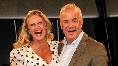 Barbara Schöneberger und Hubertus Meyer-Burckhardt moderieren die „NDR Talk Show“. - Foto: IMAGO / BREUEL-BILD