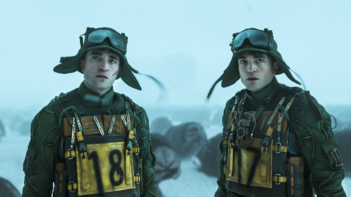 Robert Pattinson mit seiner geklonten Version in „Mickey 17“ 