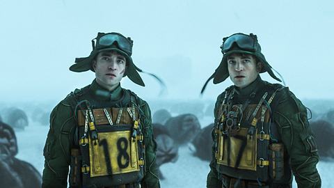 Robert Pattinson mit seiner geklonten Version in „Mickey 17“  - Foto: IMAGO / Landmark Media