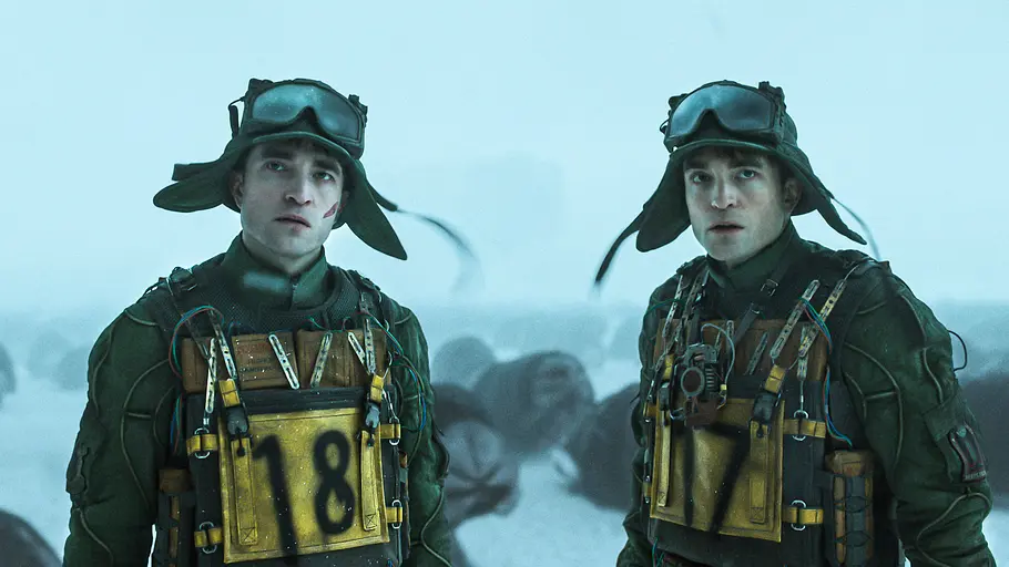 Robert Pattinson in Warner Bros Pictures, Mickey 17 Robert Pattinson mit seiner geklonten Version in „Mickey 17“