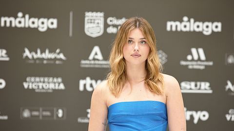 Nicole Wallace schaut in die Ferne - Foto: IMAGO / SOPA Images